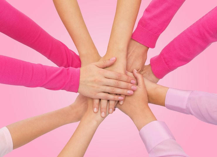 Mains de femmes réunies en cercle, symbole de soutien et de solidarité